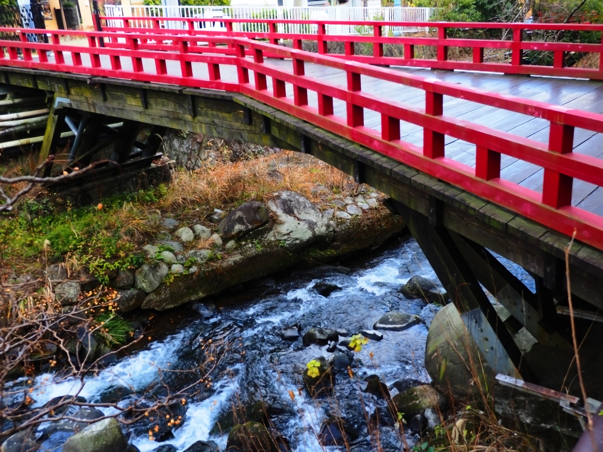 湯河原・富士屋旅館近くにある木造の橋