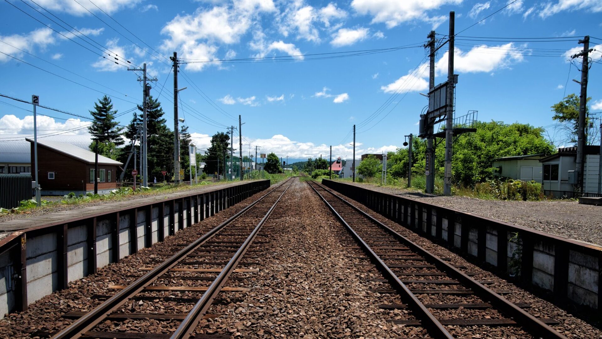 JR富良野線のホームと千代ヶ岡駅舎から続く線路